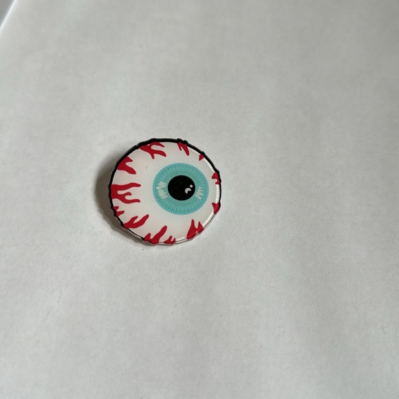 Fashion pin - free with a purchase of an item - Picture 2 of 6